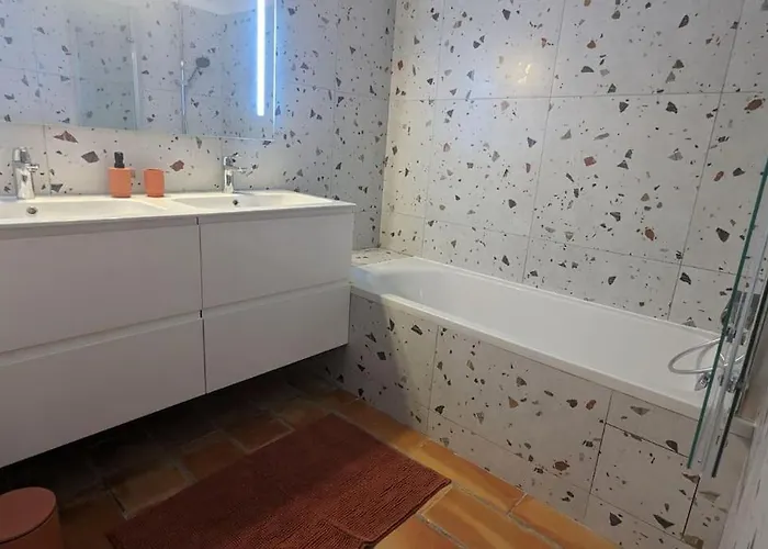 Bas De Avec Piscine Partagee *