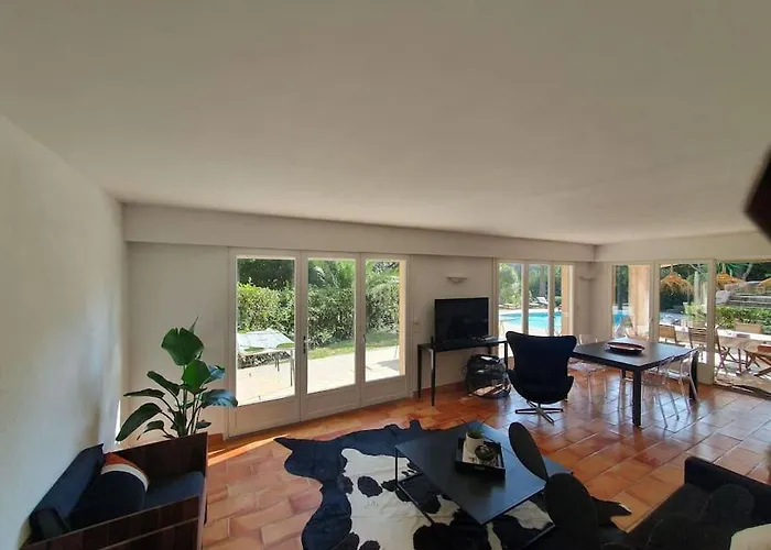 Bas De Avec Piscine Partagee 度假居 瓦洛里